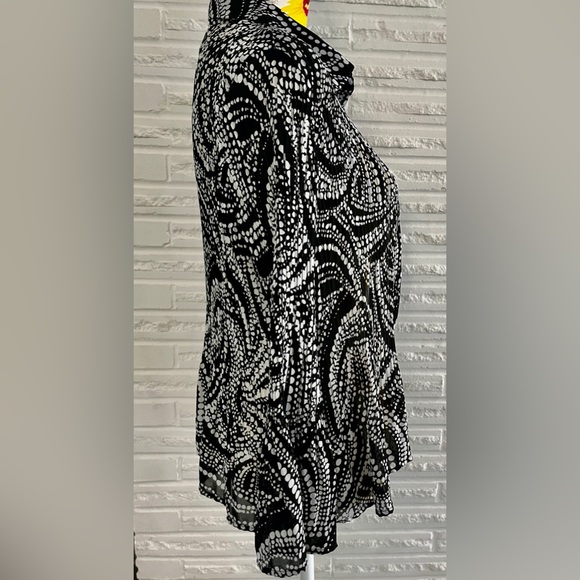 Allison Taylor blouse with flared cuffs - Picture 3 of 7